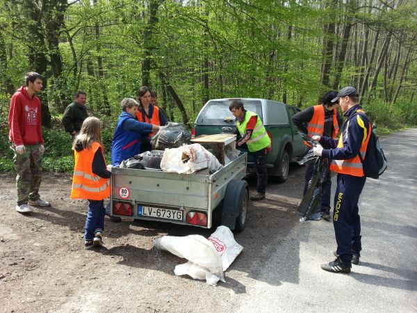 Dobrovoľníci čistili les od odpadkov, našli i chladničku, WC misu, či televízor
