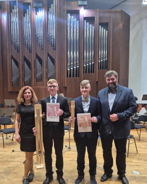 Talentovaný žiak ZUŠ Pála Kadosu v Leviciach Marek Uhnák sa stal absolútnym víťazom na medzinárodnej organovej súťaži