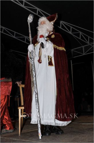 Mikuláš na levickom námestí obdaroval dobré detičky + fotografie Mikuláš na levickom námestí obdaroval dobré detičky + fotografie
