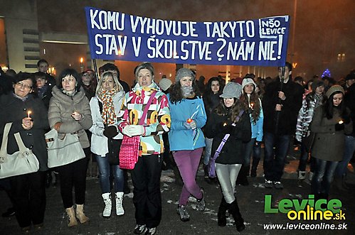 Študenti podporili učiteľov protestným zhromaždením + fotografie a video s rozhovormi Študenti podporili učiteľov protestným zhromaždením + fotografie a video s rozhovormi