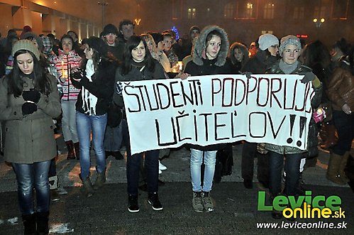 Študenti podporili učiteľov protestným zhromaždením + fotografie a video s rozhovormi Študenti podporili učiteľov protestným zhromaždením + fotografie a video s rozhovormi