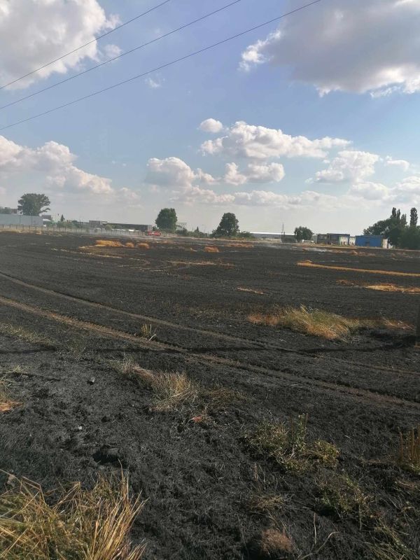 Za Levicami horelo pole, okoloidúci natočili hrôzostrašné zábery ničivého živla