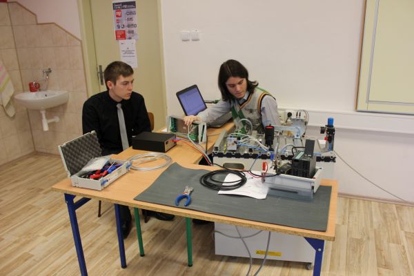 Žiaci SPŠ Levice a ZŠ Pri Podlužianke 6 úspešní na národnej súťaži Skills Slovakia Mladý mechatronik