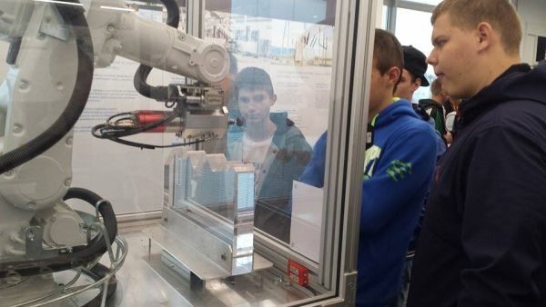 Žiaci SOŠ technickej v Tlmačoch si na vlastné oči prezreli i vyskúšali priemyselnú robotiku