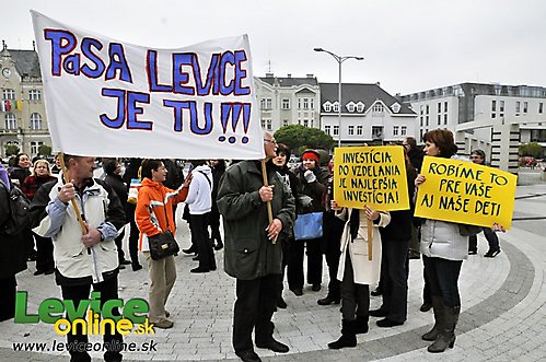 Zamestnanci Pedagogickej a sociálnej akadémie v Leviciach nesúhlasia s prerušením štrajku Zamestnanci Pedagogickej a sociálnej akadémie v Leviciach nesúhlasia s prerušením štrajku