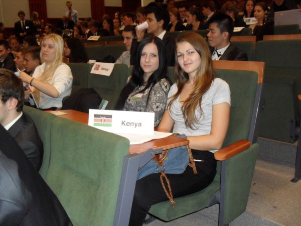 studentky obchodnej akademie vleviciach na simulovanom zasadani osn 20131114 1739414554