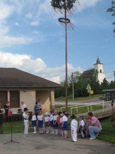 Tradičné Stavanie mája v Kalinčiakove plné radosti a smiechu
