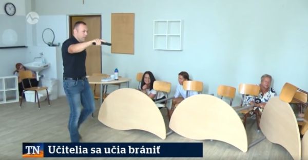 Zamestnanci levickej základnej a materskej školy trénujú, ako reagovať v nepredvídateľných situáciách (video) Zamestnanci levickej základnej a materskej školy trénujú, ako reagovať v nepredvídateľných situáciách (video)