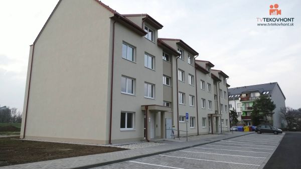 V Šahách slávnostne odovzdali do užívania nové mestské nájomné byty (video)