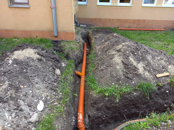 Na levických základných školách budujú retenčné nádrže a dažďové záhrady Na levických základných školách budujú retenčné nádrže a dažďové záhrady