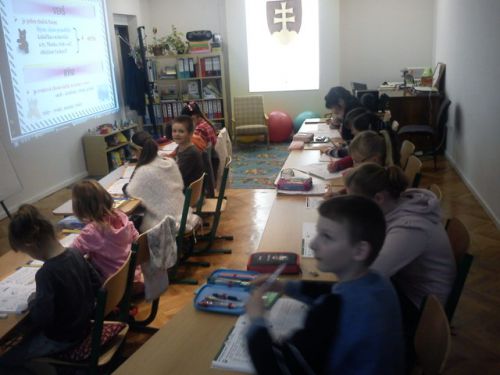 Zo sobášnej siene v Hontianskej Vrbici si urobili školskú triedu