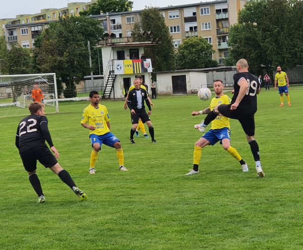 Veľké Ludince, Kozárovce, Šahy, Podlužany a Starý Tekov víťazne, Levice s bodom, Želiezovce prehrali