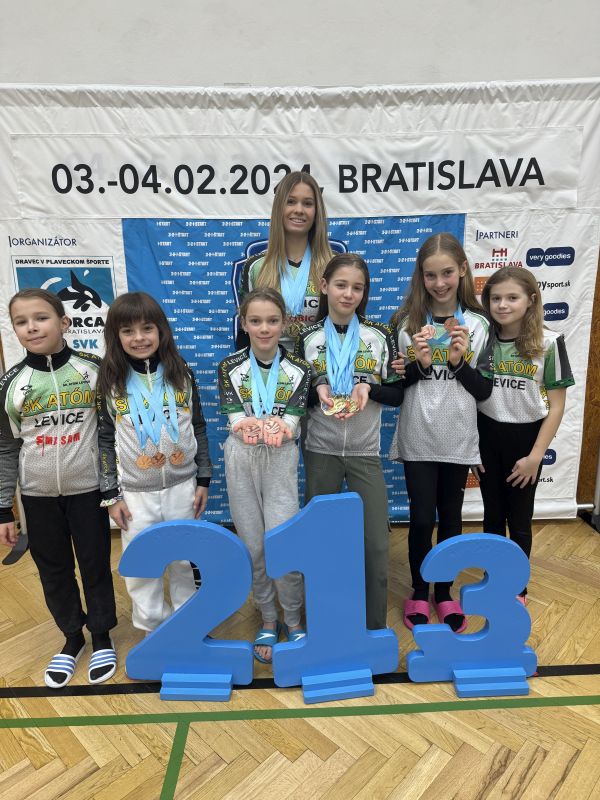 Plavkyne ŠK Atóm Levice vyplávali na plaveckých pretekoch 3-2-1 štart v Bratislave dovedna 24 medailí