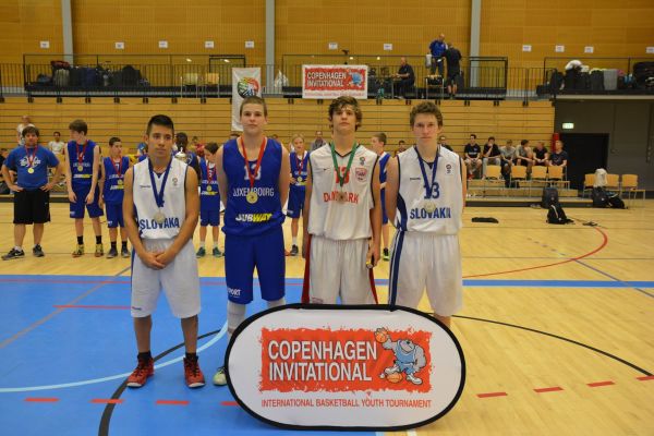Basketbalová reprezentácia SR U14 pod vedením Jozefa Ištoka a so štyrmi Levičanmi v zostave získala v&nbsp;Kodani striebro