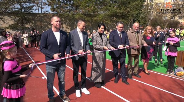 Na Základnej škole Ladislava Balleka v Šahách slávnostne otvorili vynovenú atletickú dráhu