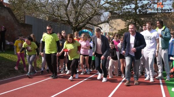 Na Základnej škole Ladislava Balleka v Šahách slávnostne otvorili vynovenú atletickú dráhu