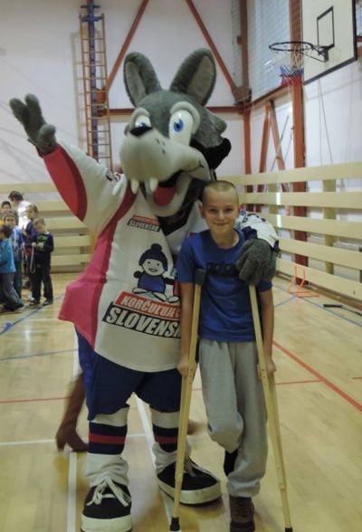maskot goooly sa stretol s levickymi detmi 12122013 20131213 1443506525