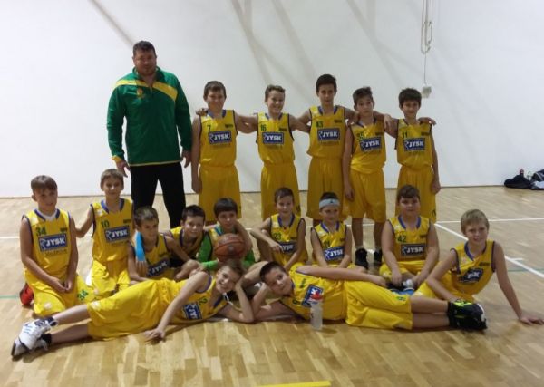 Všetky družstvá ŠBK Junior Levice zvíťazili, starší mini basketbalisti v Maďarsku naberali skúsenosti