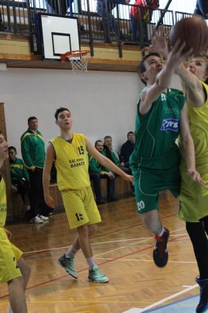 Starší žiaci si v basketbale stále udržujú prvé miesto, minižiaci na Karlovke