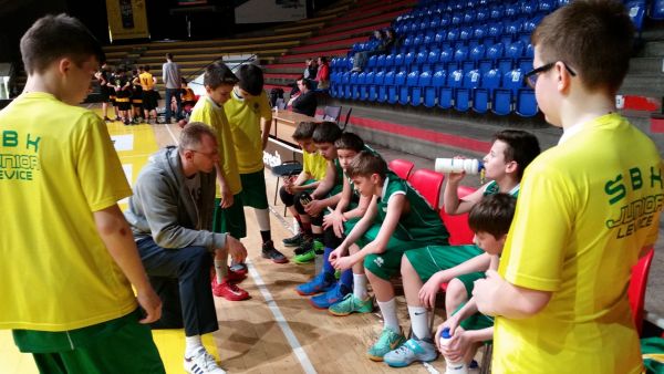 Mladší minižiaci ŠBK Junior Levice si zvýšili postupové šance na turnaj o majstra