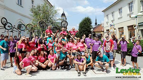 Na pešej zóne v Leviciach točili videopozvánku na Festival pohybovej kultúry MOVEMENT Vol.1