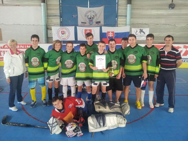 Hokejisti ZŠ Pri Podlužianke víťazne, 15.5.2013 - majstrovstvá kraja v street hockey-i starších žiakov