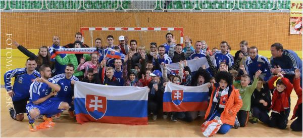 Slovenská futsalová reprezentácia s kapitánom Egonom Zorádom v prvom zápase Slovinsko zdolala