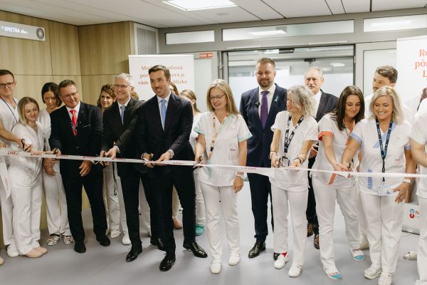 Slávnostne otvorili nové priestory levickej pôrodnice