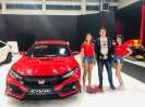 Strojári z Tlmáč obdivovali na autosalóne „rýchle mašiny“