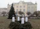 Vianočnú výzdobu na Námestí hrdinov v Leviciach tento rok doplní nový adventný veniec