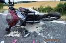 Mladý vodič motocykla havaroval za Demandicami, zozadu narazil do osobného auta