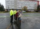 Policajti v Leviciach rozdávali reflexné prvky