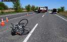 Pri Jure nad Hronom došlo ku kolízii kamióna s nadrozmerným nákladom a cyklistom