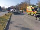 Pri Poliklinike v Leviciach auto po zrážke skončilo na streche