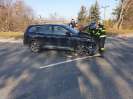Pri Poliklinike v Leviciach auto po zrážke skončilo na streche