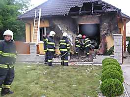 Rodinná tragédia: Autom vrazil do svojho domu