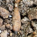 Pri výkopových prácach v areáli základnej školy v Pukanci našli funkčnú delostreleckú mínu